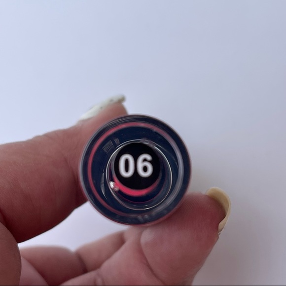 RED moisturizing matte lipstick - Picture 4 of 4